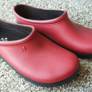 SLOGGERS Womens Rain Garden or Nurse Shoe. Size 8